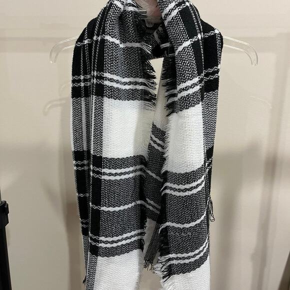 Black and white plaid blanket scarf wrap and shawl - Picture 5 of 5